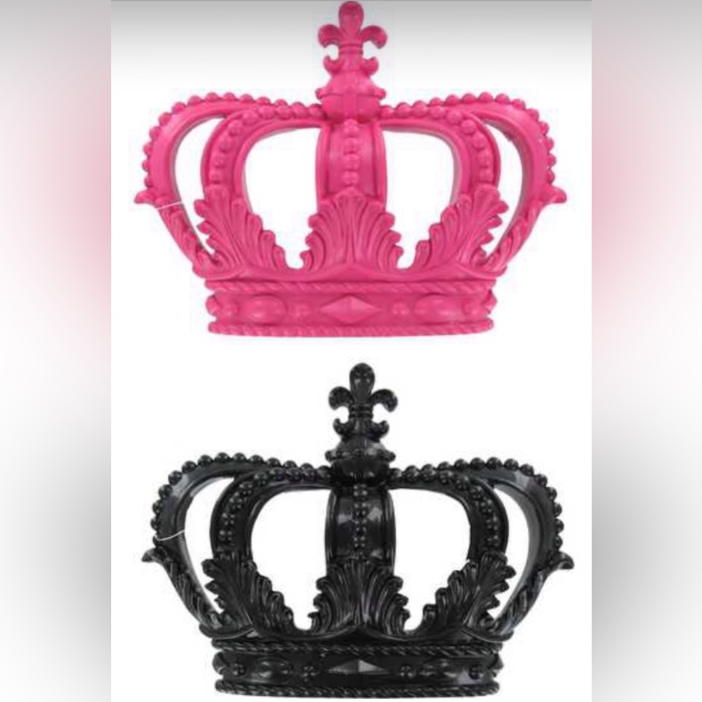 NWT Set King & Queen 11”x9” Crown Wall Plaques